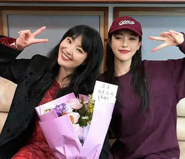 唐嫣《此刻的生活》杀青返沪陪女,新剧《爱情没有神话》收视承压 现场图 唐嫣《此刻的生活》杀青返沪陪女,新剧《爱情没有神话》收视承压 现场图