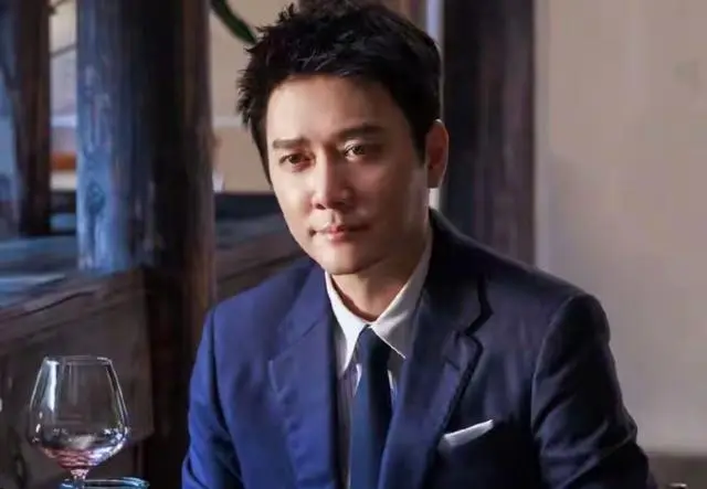 《爱情没有神话》周媚跳楼成植物人,何韩隐瞒临终电话引争议 相关图片 《爱情没有神话》周媚跳楼成植物人,何韩隐瞒临终电话引争议 相关图片